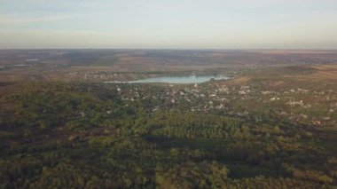Sonbahar manzarası üzerinde uçmak. Moldova 'da Draslicheny köyü yakınlarında tepeli doğa