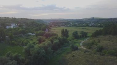 Küçük kilisesi olan küçük bir köy. Moldova Cumhuriyeti.