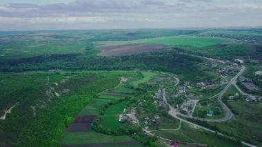 Moldova cumhuriyetindeki küçük bir köy üzerinde uçuş. 4k hava görüntüsü.