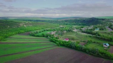 Moldova cumhuriyetindeki küçük bir köy üzerinde uçuş. 4k hava görüntüsü.