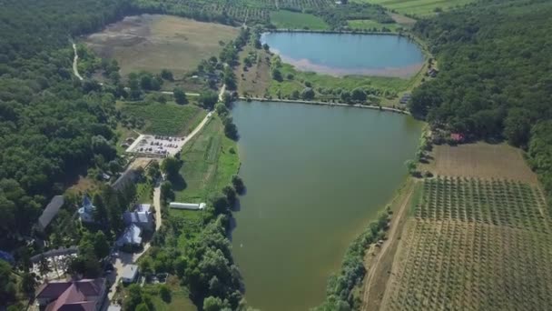 从空中俯瞰基督教修道院 湖面和西甘尼西修道院的风景 摩尔多瓦 — 图库视频影像