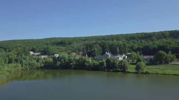 从空中俯瞰基督教修道院 湖面和西甘尼西修道院的风景 摩尔多瓦 — 图库视频影像