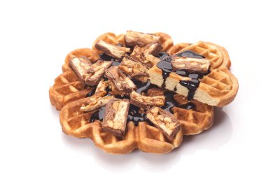 Beyaz arka planda izole edilmiş taze pişmiş waffle.