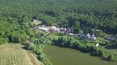 Hristiyan manastırının havadan görünüşü. Göl ve Thiganeshty Manastırı manzarası. Moldova.