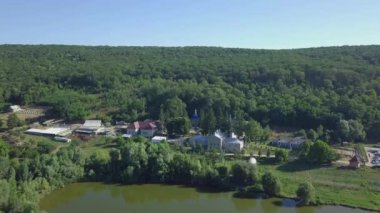 Hristiyan manastırının havadan görünüşü. Göl ve Thiganeshty Manastırı manzarası. Moldova.