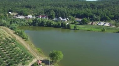 Hristiyan manastırının havadan görünüşü. Göl ve Thiganeshty Manastırı manzarası. Moldova.