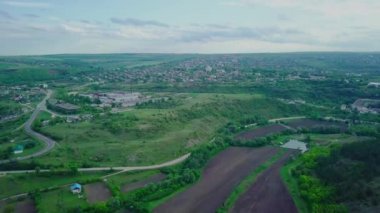Moldova cumhuriyetindeki küçük bir köy üzerinde uçuş. 4k hava görüntüsü.