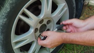 Otomobil tamircisi araba tamirhanesinde araç bakımı sırasında direksiyon sallayacak. Kapat..