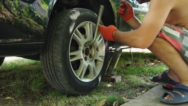 Automobile Mechanic Going Take Wheel Vehicle Maintenance Car Workshop — Stock Video