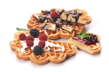 Beyaz arka planda izole edilmiş taze pişmiş waffle.