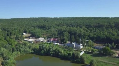 Hristiyan manastırının havadan görünüşü. Göl ve Thiganeshty Manastırı manzarası. Moldova.
