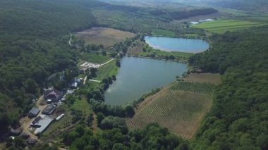 Hristiyan manastırının havadan görünüşü. Göl ve Thiganeshty Manastırı manzarası. Moldova.