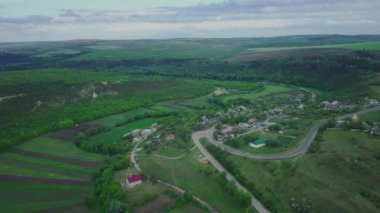 Moldova cumhuriyetindeki küçük bir köy üzerinde uçuş. 4k hava görüntüsü.