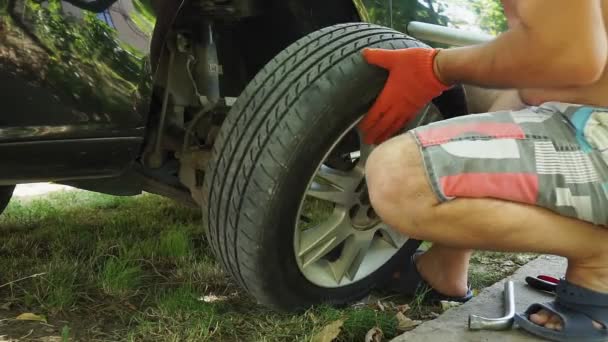 Bilmekaniker Kommer Att Hjulet Fordonsunderhåll Bilverkstaden — Stockvideo
