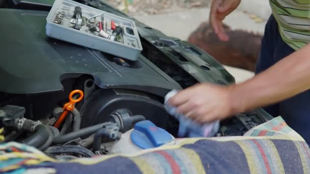 Auto Monteur Werkt Aan Motor Van Auto Garage Mechanica Reparatie — Stockvideo