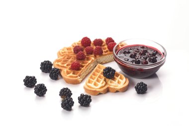 Beyaz arka planda taze böğürtlen ve reçelli Belçika waffle 'ları