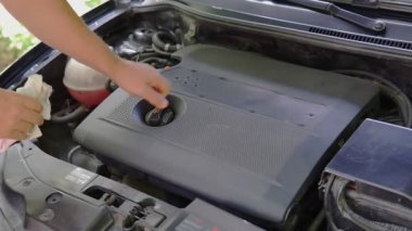 Tamirci teftişi. Otomotiv otomotiv mühendisliği ile hizmet sigortası için kırmızı araba. Otomotiv otomobili.