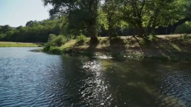 Güzel bir nehir, bir sürü yeşillik ve ağaçlar, suda güzel bir yansıma..