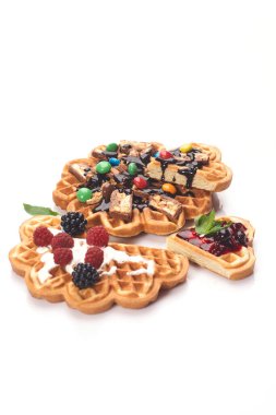 Beyaz arka planda izole edilmiş taze pişmiş waffle.