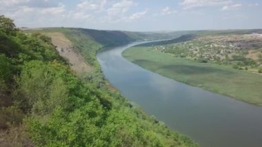 Dinyester nehrinin üzerinde görkemli bir insansız hava aracı. Moldova Cumhuriyeti. 4K