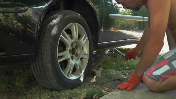 Lifting Car Jack Screw Replace Wheel — Stock Video