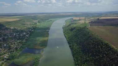 Dinyester nehrinin üzerinde görkemli bir insansız hava aracı. Moldova Cumhuriyeti. 4K