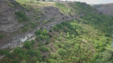 Bir dağ geçidinde İHA uçuşu. Tsypovo Kaya Manastırı, Moldova. Yüksek kalite 4k görüntü
