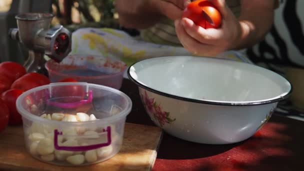 Tomaten Für Gerichte Auf Dem Tisch Schneiden — Stockvideo