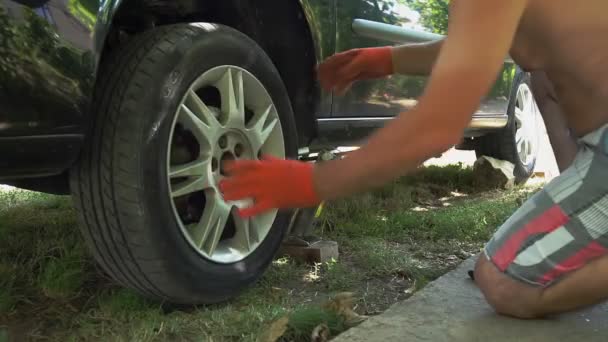 Levantar Coche Con Tornillo Gato Para Reemplazar Rueda — Vídeo de stock