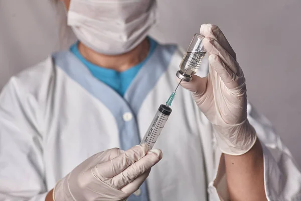 Arts Krijgt Het Vaccin Spuit Glazen Fles Hand Van Een — Stockfoto