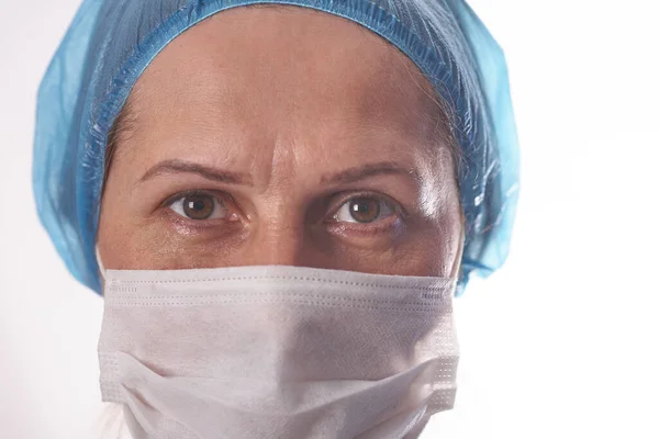 Porträtt Ung Kvinnlig Läkare Medicinsk Mask Tittar Kameran Isolerad Vit — Stockfoto