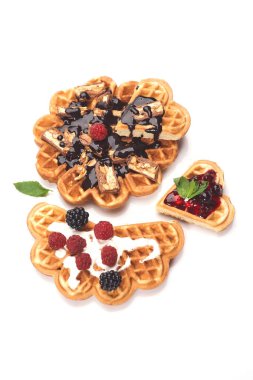 Beyaz arka planda izole edilmiş taze pişmiş waffle.