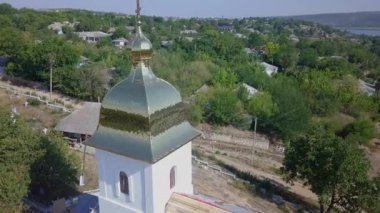 Güneşli bir günde Kilisenin havadan görünüşü