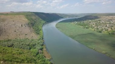 Dinyester nehrinin üzerinde görkemli bir insansız hava aracı. Moldova Cumhuriyeti. 4K