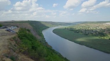 Dinyester nehrinin üzerinde görkemli bir insansız hava aracı. Moldova Cumhuriyeti. 4K