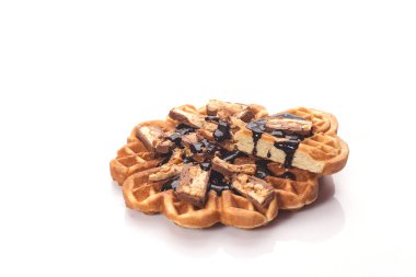 Beyaz arka planda izole edilmiş taze pişmiş waffle.