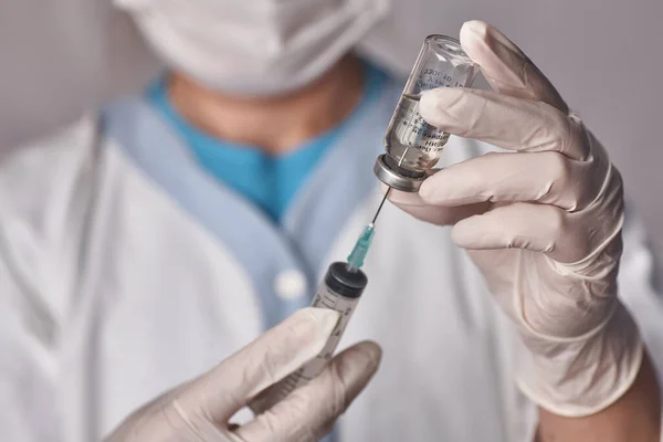 Arts Krijgt Het Vaccin Spuit Glazen Fles Hand Van Een — Stockfoto