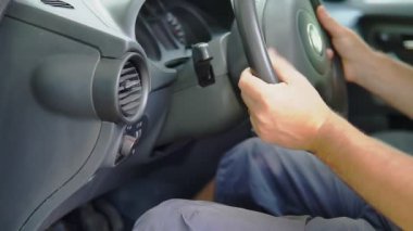 Sürücünün eli ışık düğmesine basar