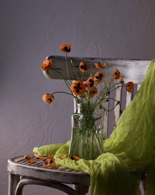 Klasik tarzda hazırlanmış küçük kırmızı gelincik buketi. Popies 'in klasik bir vazoda durgunlaşması.