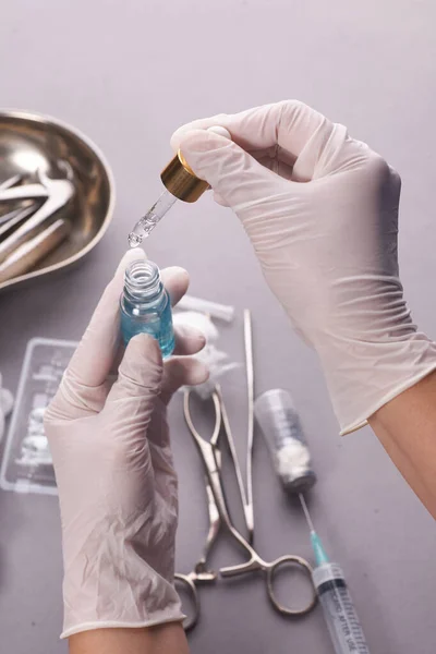 Läkaren Får Vaccinet Sprutan Glasflaska Teknikers Hand Flaska Med Ett — Stockfoto