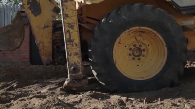 Toprak taşıyıcı dozer dışarıda çalışıyor..