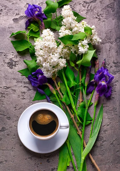 灰色混凝土背景下的咖啡和丁香花 — 图库照片