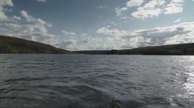 Dniester nehri sonbaharda Güzel bulutlu gökyüzü
