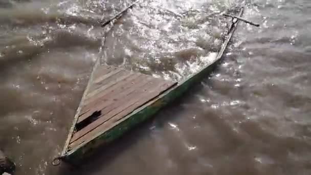 Hajó Tönkrement Egy Kötéllel Oszlopon Folyó Mellett — Stock videók