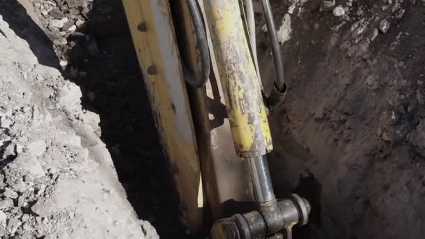 在农村的道路工程中 大型金属挖掘机在挖沟渠的同时挖土 阳光明媚的一天 开膛手桶在建筑工地挖土挖石 — 图库视频影像
