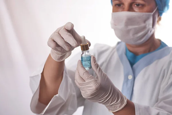 Onderzoekers Met Hand Mengen Oplossing Uit Pipet Fles Het Lab — Stockfoto