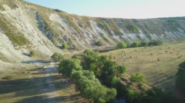Kameranın derin kayalık bir vadi ve ormanın üzerindeki uçuşunun havadan görüntüsü..