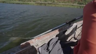 Büyük nehirde tekne gezintisi. Küreklerden biri yakın plan görünüyor. Temiz su.