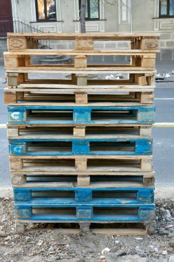 İnşaat alanındaki paletler