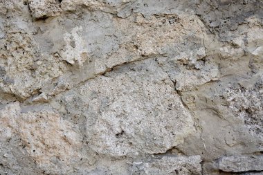 Gri duvarla örülmüş taş duvar.